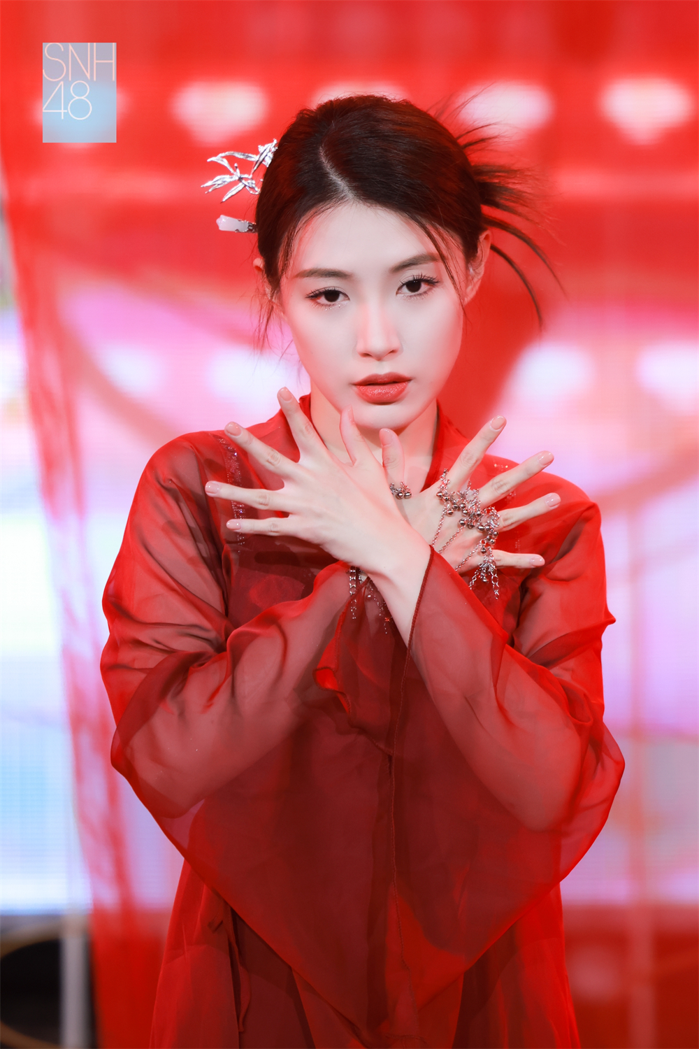 随着古风旋律响起,由戴萌,沈梦瑶,许杨玉琢,张昕,陈琳共同演绎的《花